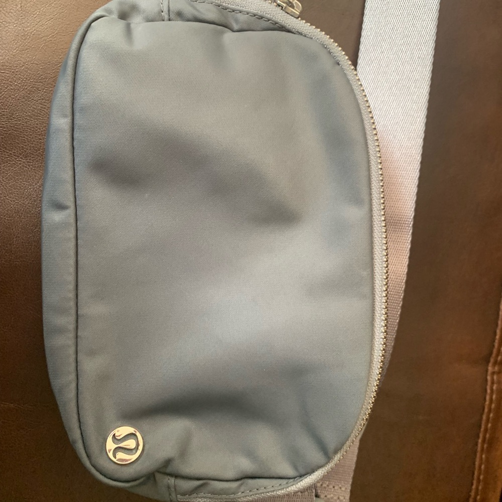 Lululemon everywhere belt bag